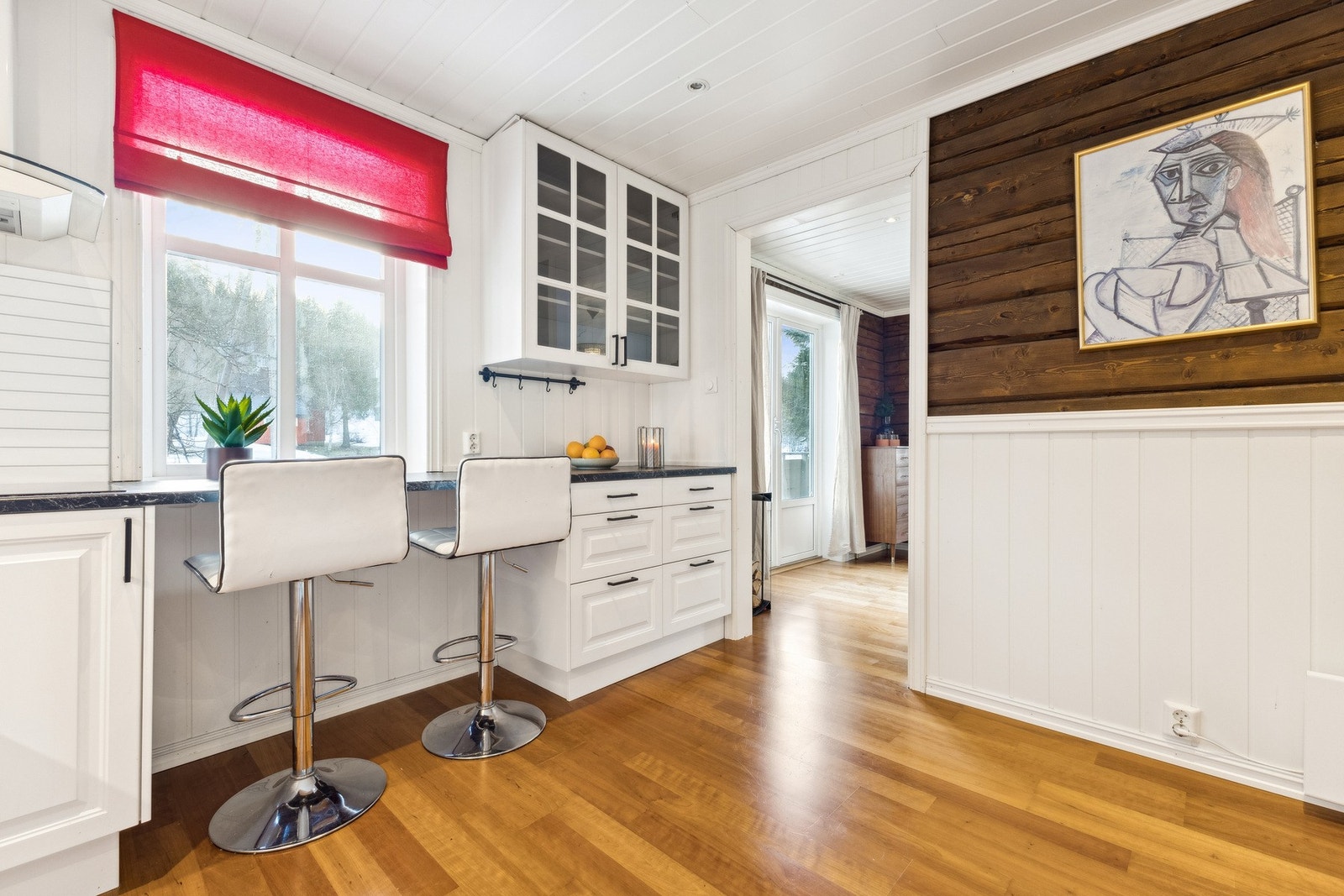 Innredning med profilerte fronter og laminat benkeplate. Galleribilde