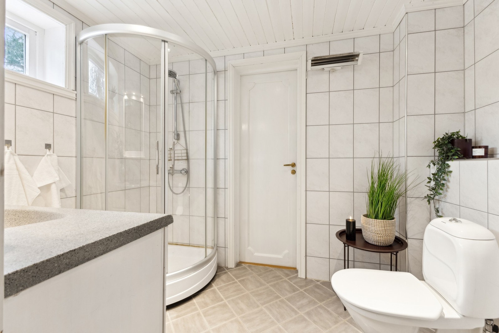 Lyst og lekkert bad som ble renovert i 2006 av fagfolk. Galleribilde