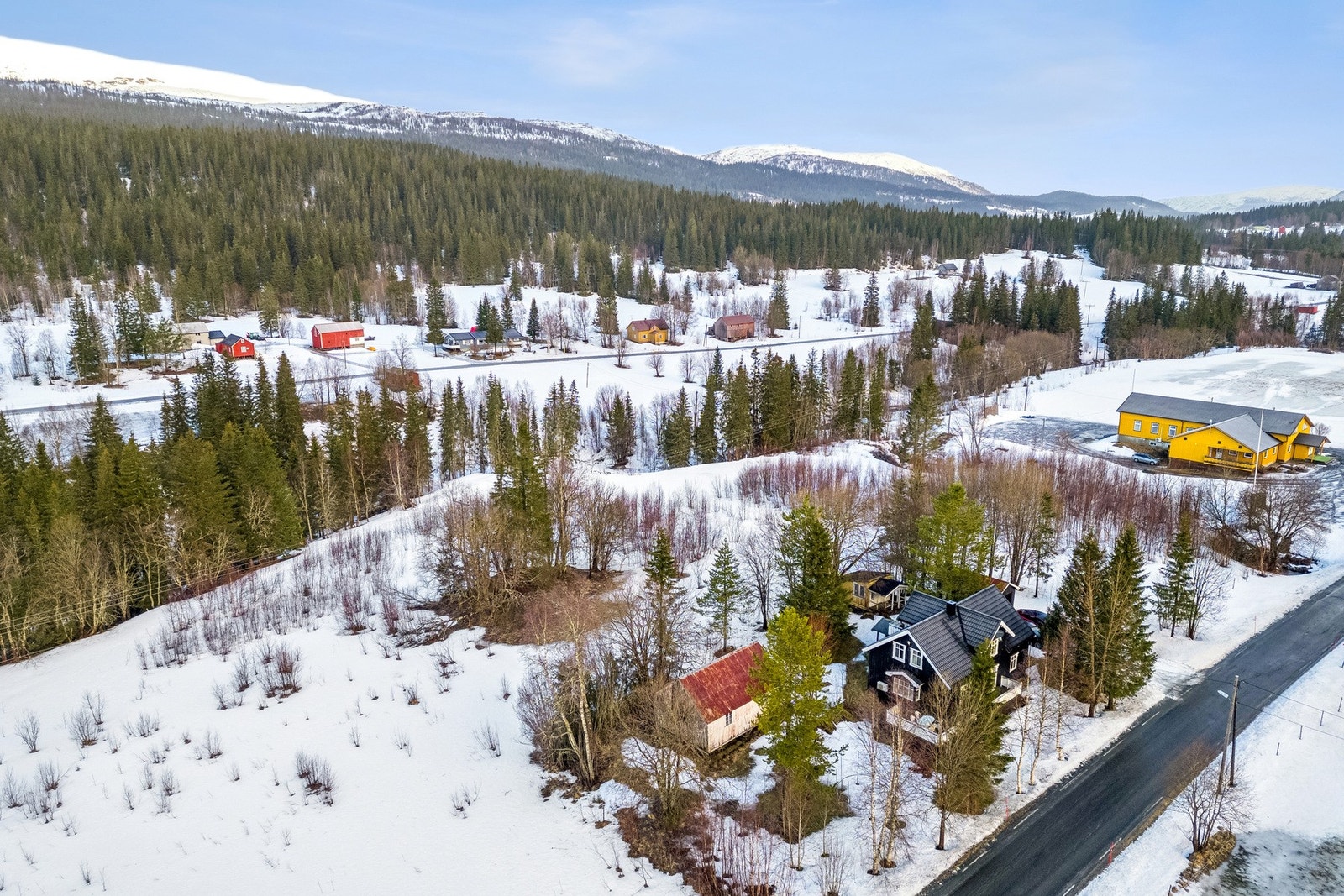 Tomtestørrelsen er på 1427 m² eiet tomt. Galleribilde