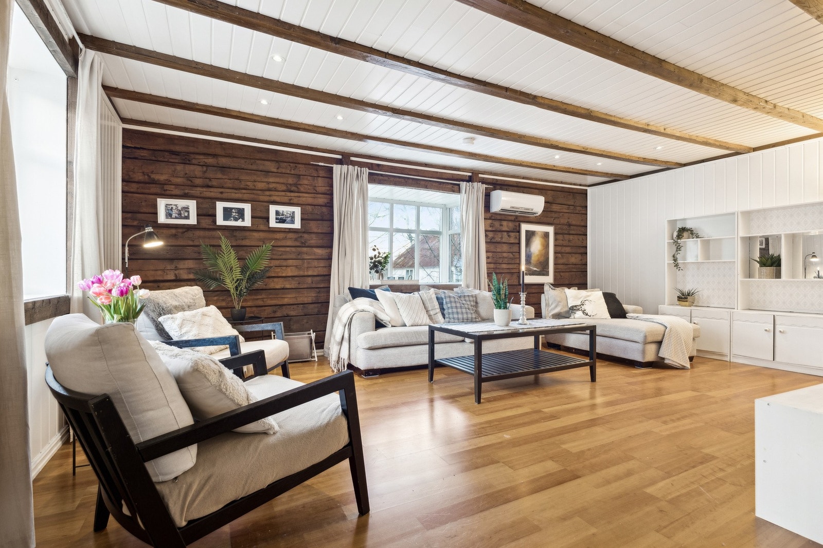 Lekkert med de flotte tømmerveggene som kontrast mot det lyse panelet. Galleribilde