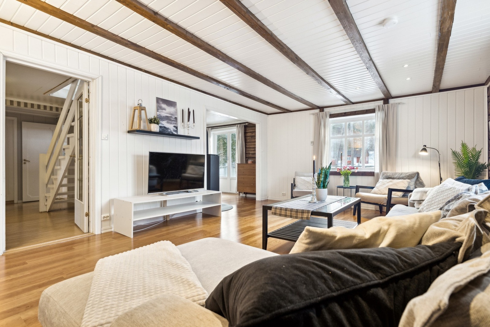 Her får du en lun og hyggelig dagligstue med vedovn og varmepumpe. Galleribilde