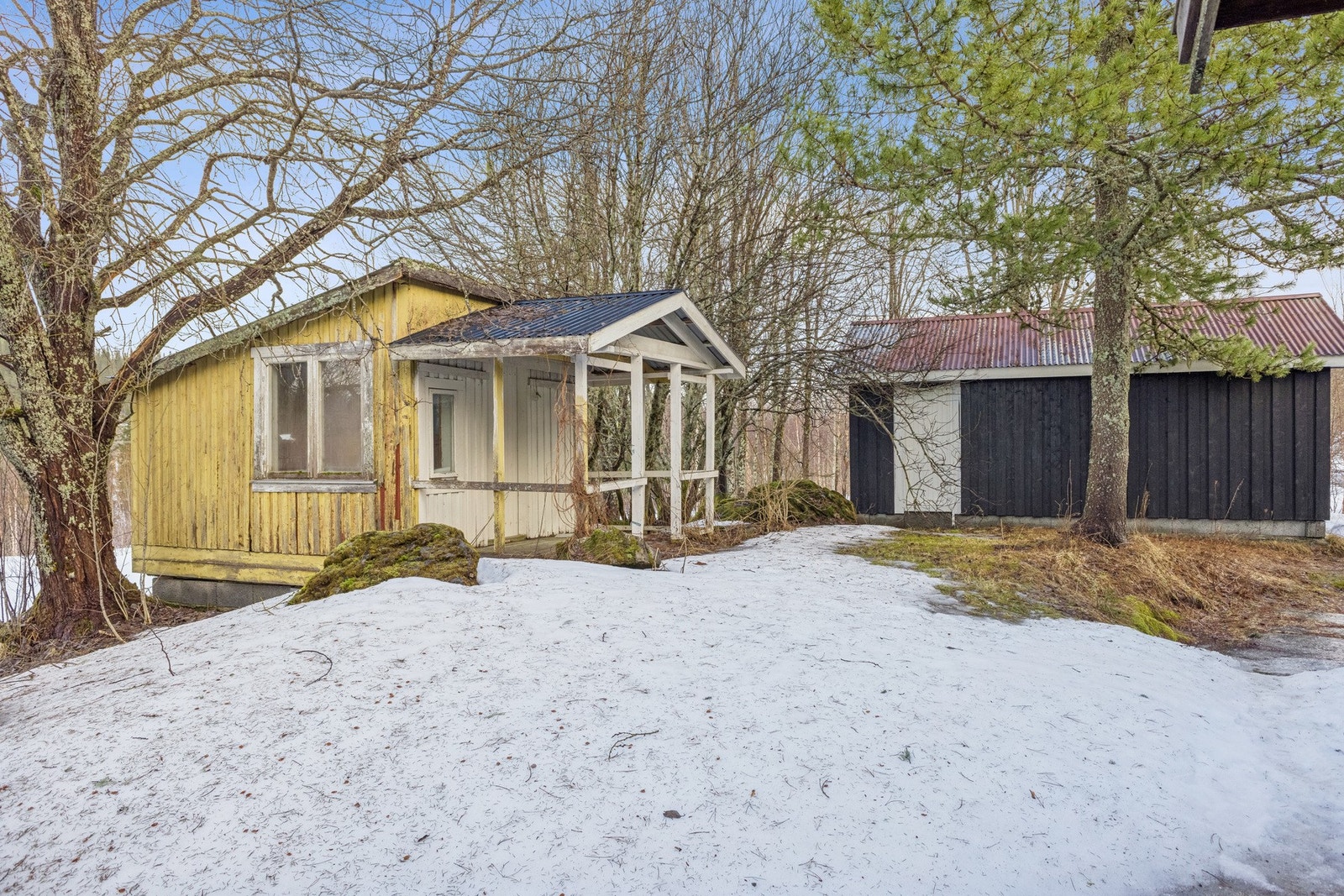 Eiendommen er bebygd med garasje fra ca 1985 og to eldre boder/uthus som må påregnes renovering. Galleribilde