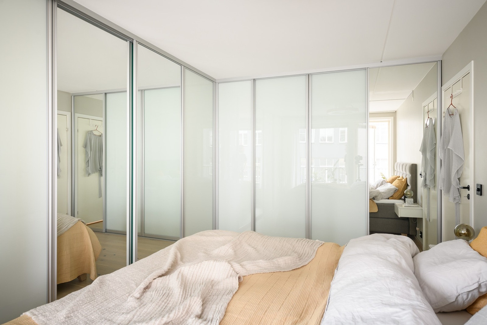 Rommet har store garderobeløsninger, med rikelig lagringsplass. Galleribilde