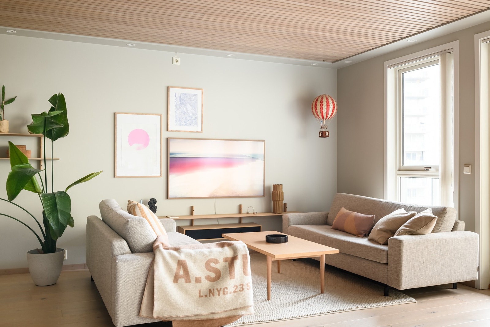 Stuen har god møbleringsfrihet og fint lysinnslipp via store vinduer i front. Galleribilde