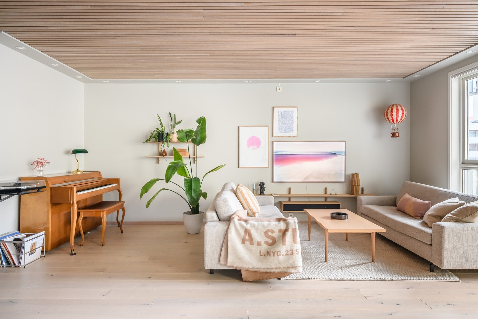 Spiletaket strekker seg fra entreen inn i stuen, og dagslyset suppleres ypperlig av downlights rundt hele himlingen. Galleribilde