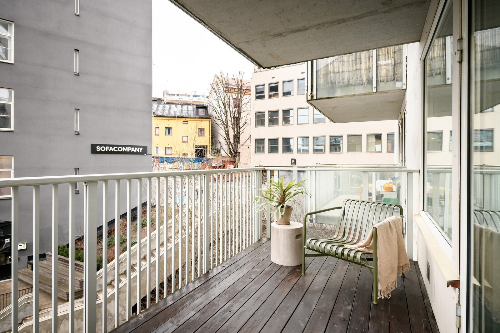 Soverom 2 har også utgang til den vestvendte balkongen. Her det montert belysning, og det er fint utsyn over fellesområdet. Galleribilde