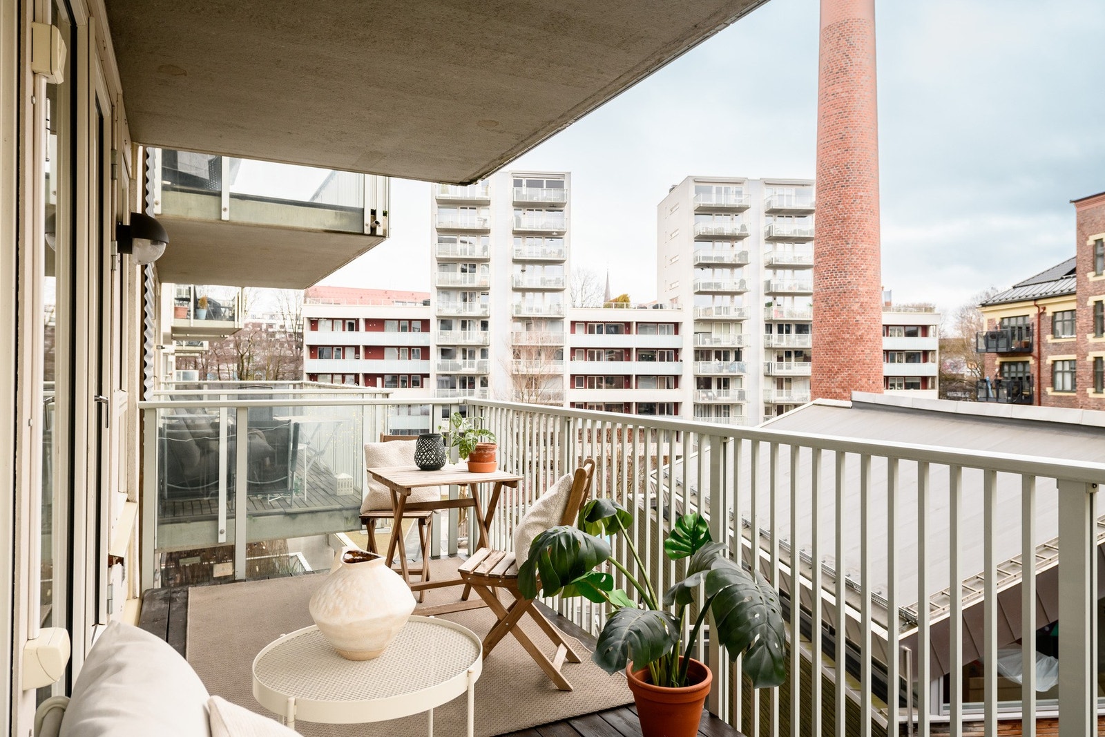 Balkongen er solrik, vender mot sør, og har utestikk og varmelampe. Galleribilde