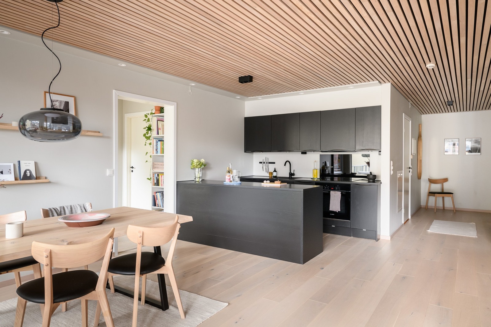 Kjøkkenet er pent og praktisk, med god skap- og benkeplass for enkle arbeidsforhold. Galleribilde