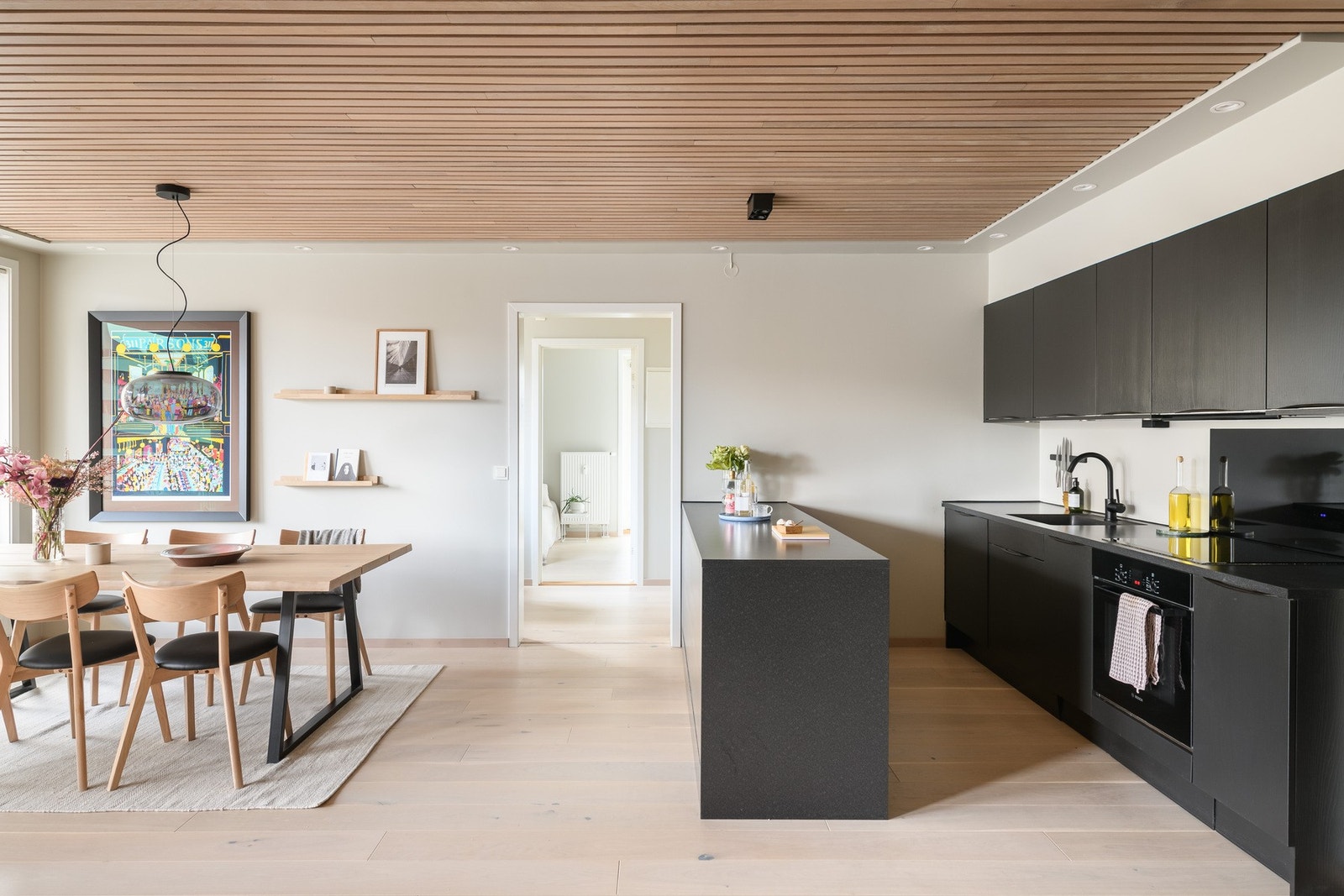 Stuen er naturlig inndelt i ulike soner, og det passer utmerket å innrede med spiseplass ved kjøkkeninnredningen. Galleribilde