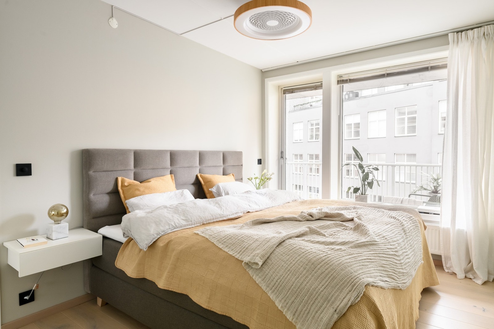 Boligen har to gode lyse soverom med store vinduer. Galleribilde