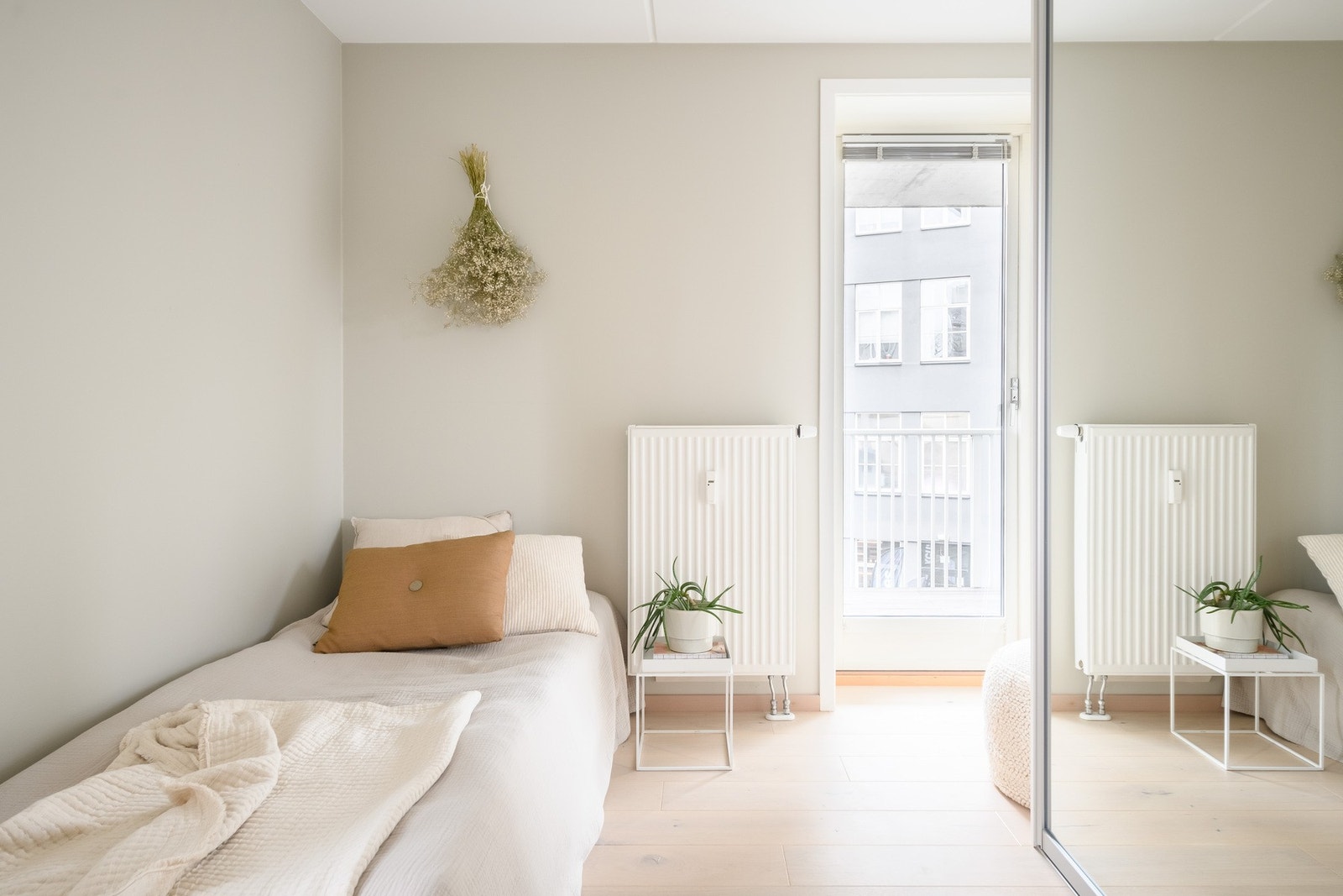 Soverom 2 har godt med lysinnslipp fra et takhøyt vindu. Galleribilde