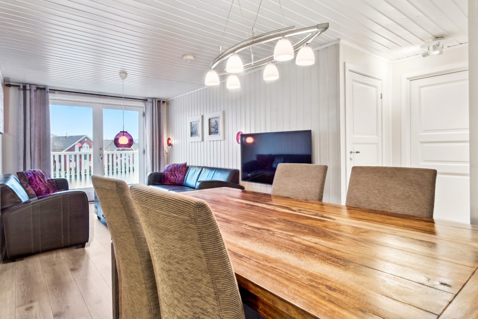 Stuen er i en åpen stue/kjøkken løsning med terrassedør i front som slipper inn rikelig med dagslys. Galleribilde