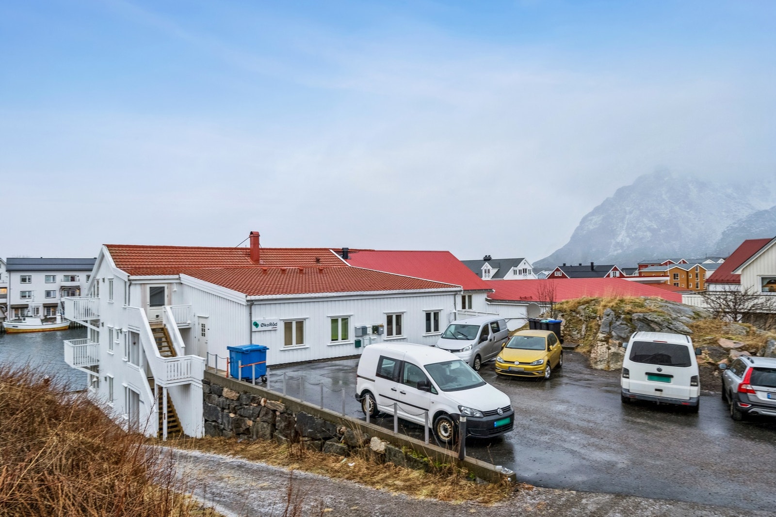 Det medfølger 1 parkeringsplass med leiligheten, denne ligger mellom bygningen og vei mot øst. Galleribilde