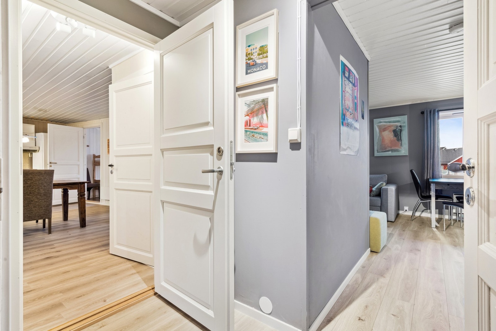 Selger har i 2018 laget til utleiedel i leiligheten med innvendig dør mellom delene, samt utvendig adkomst via egen inngangsdør. (Ikke søkt om.) Galleribilde