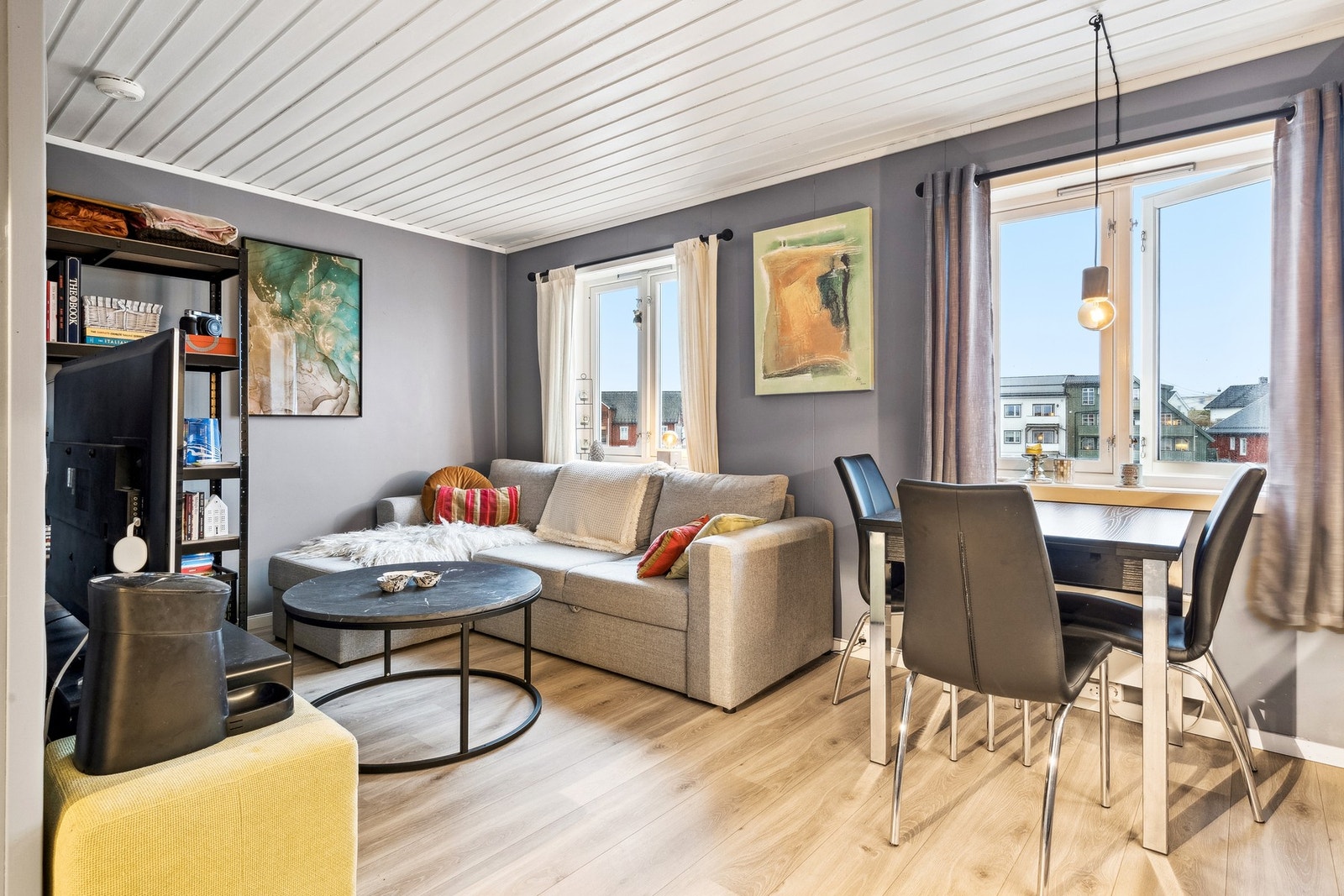 Rommet er enkelt å møblere med plass til sofa og lite spisebord. Alt etter hva man har behov for og ønsker. Galleribilde