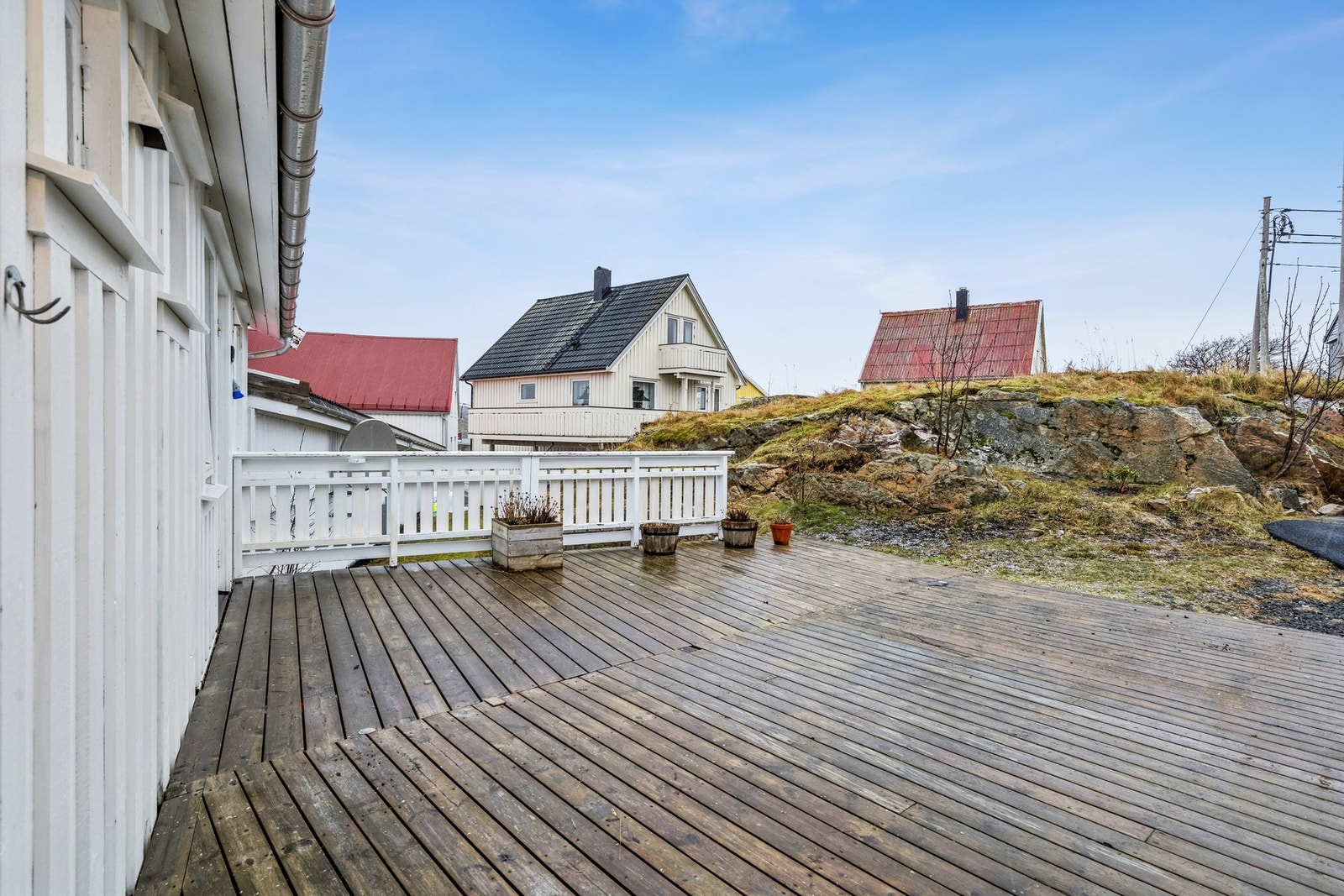 Dels skjermet inngangsparti med felles terrasseplatting som tilhører sameiet. Galleribilde