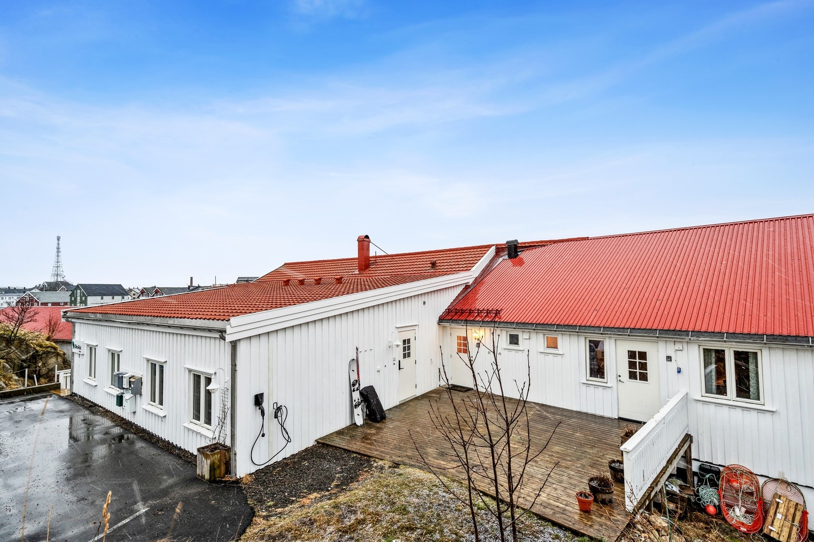 Det er enkel adkomst til leiligheten via bakkeplan på byggets bakside. Galleribilde