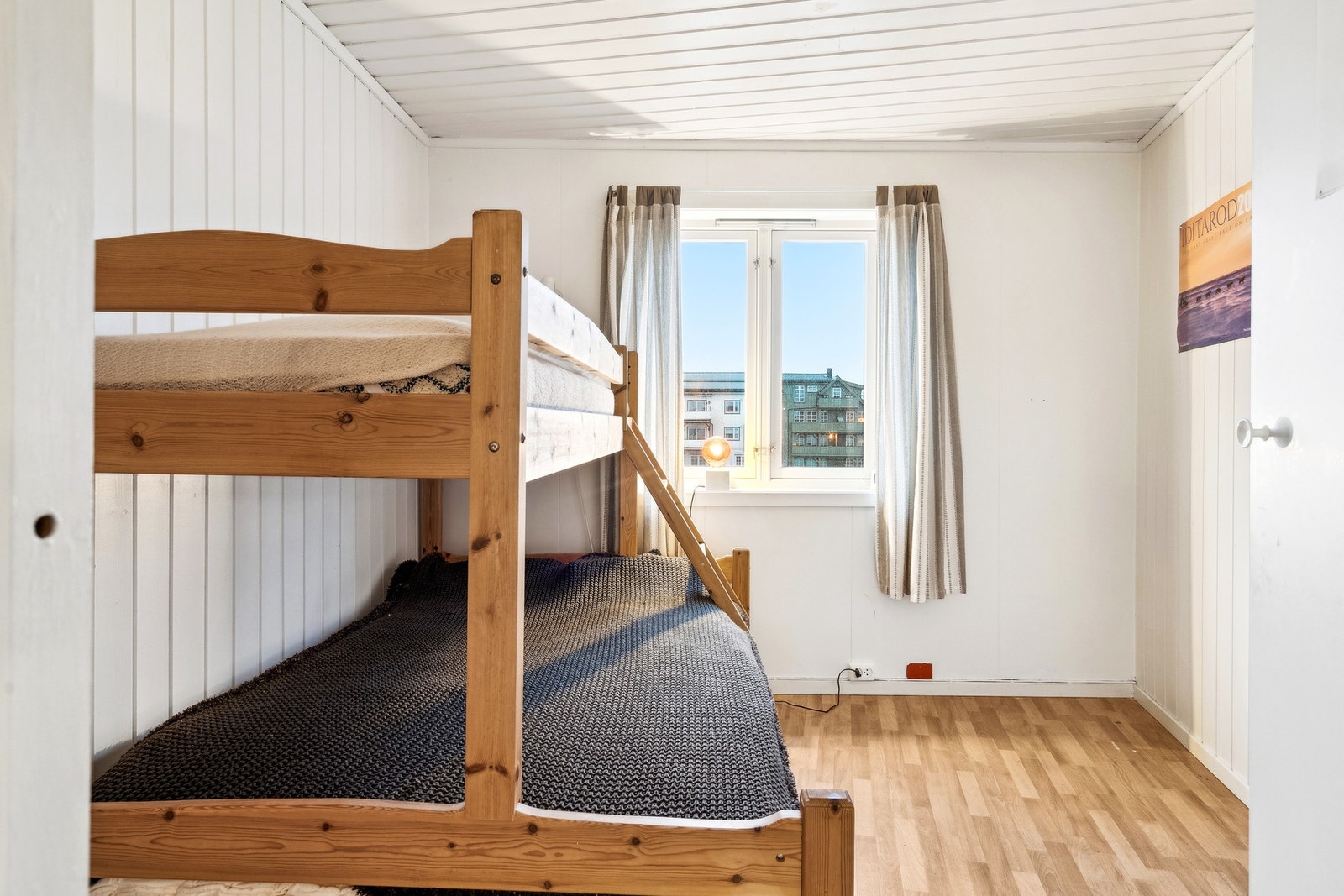 Rom som er blitt innredet som soverom og har tidligere vært en del av stuen. (Dagens bruk samsvarer ikke med byggegodkjente tegninger.) Galleribilde