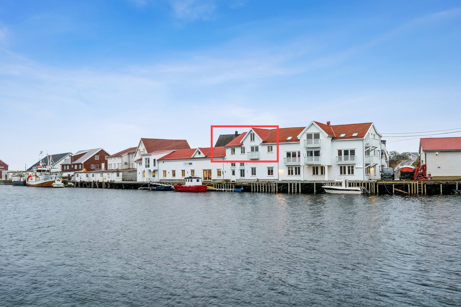 Selve leiligheten ligger fint til i 2.etasje med flott utsikt ut mot havneområdet, vakre Henningsvær og de mektige Lofotfjellene. Galleribilde