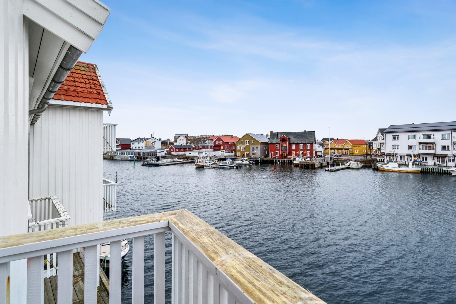 Innholdsrik leilighet som befinner seg i et tidligere fiskebruk som i 2008 er blitt omgjort til leilighetsbygg med næringsvirksomhet i 1.etasje. Galleribilde