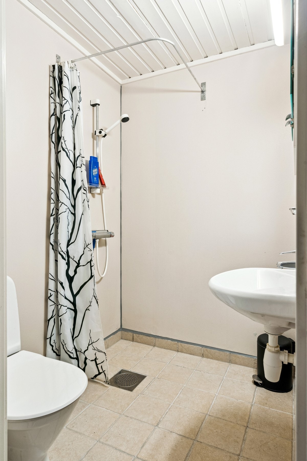 Leiligheten byr til sammen på 3 bad, 2 toalettrom (hvorav 1 med opplegg til vaskemaskin) og et vaskerom. Galleribilde