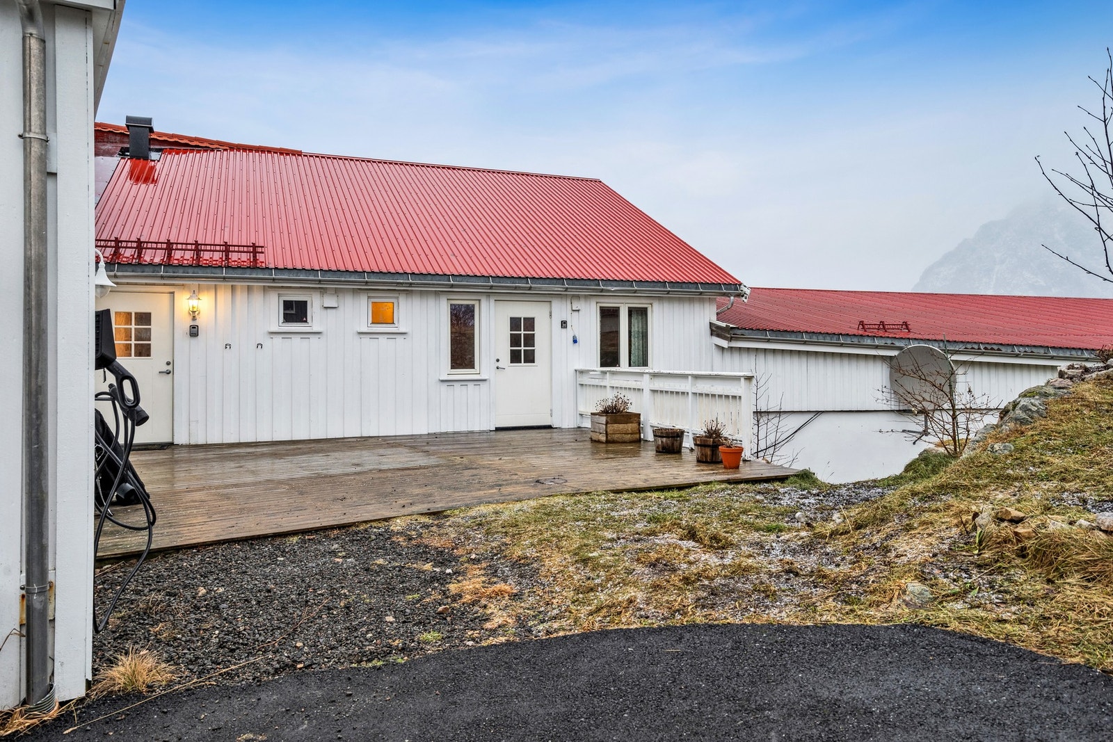 Enkel adkomst til leiligheten fra felles parkeringsplass. Galleribilde