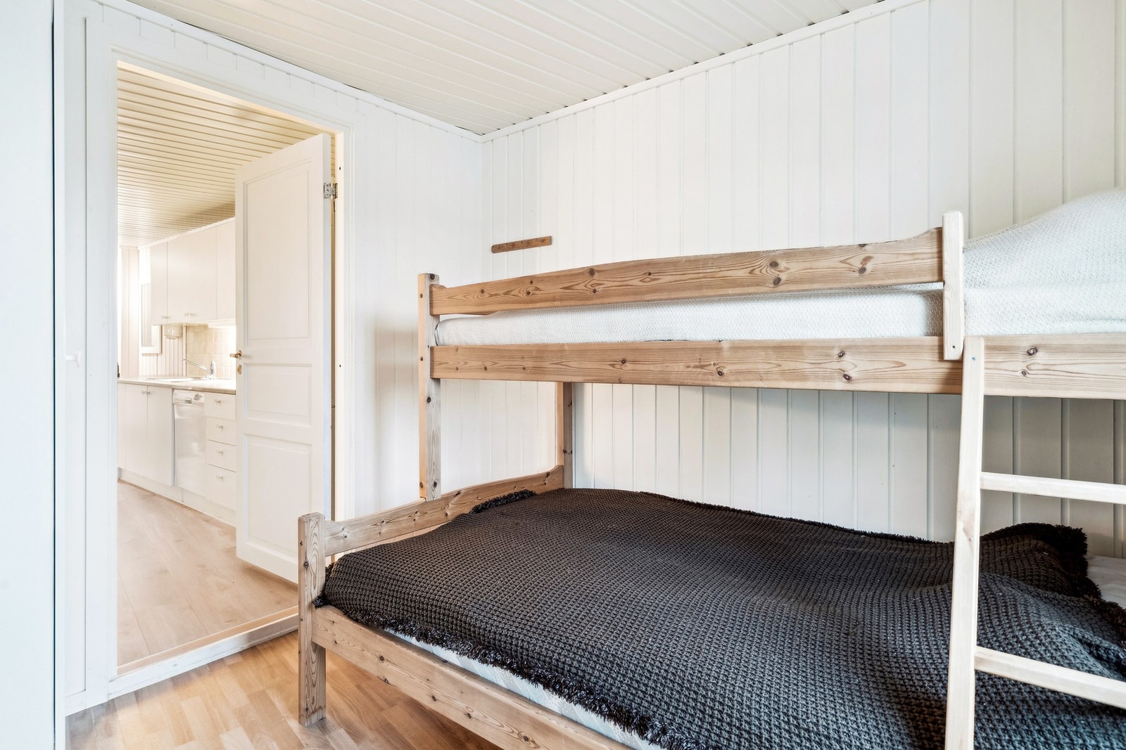 Rom som er blitt innredet som soverom og har tidligere vært en del av stuen. (Dagens bruk samsvarer ikke med byggegodkjente tegninger.) Galleribilde