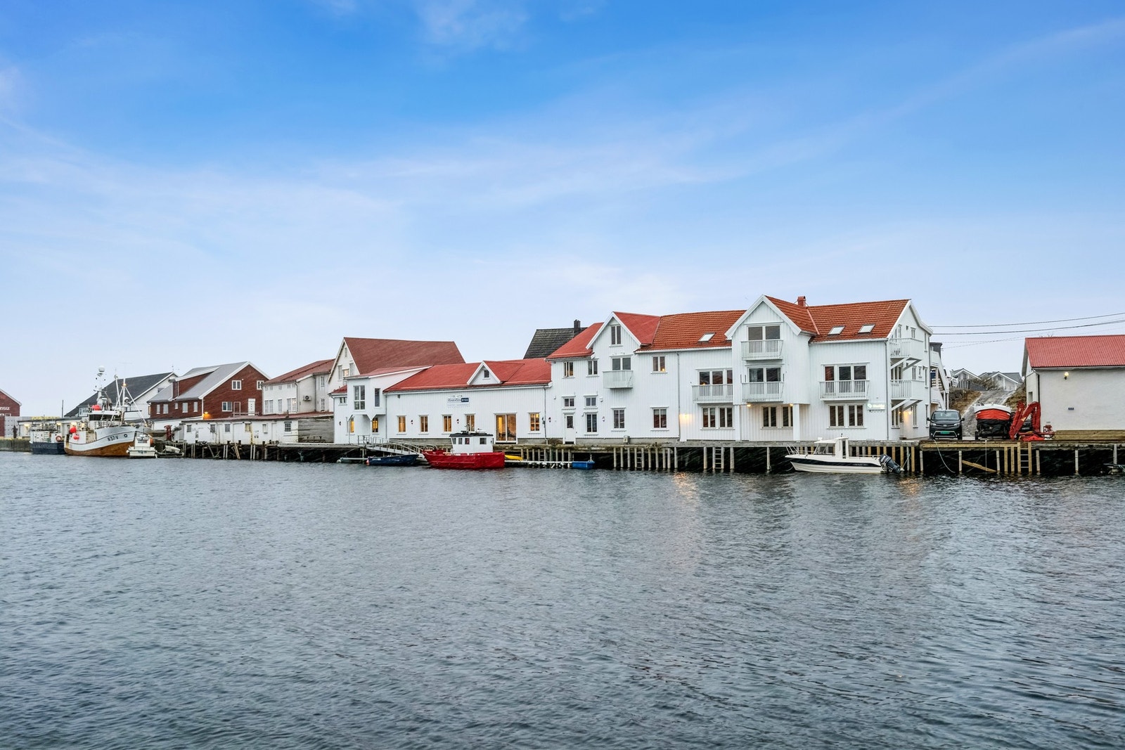 Henningsvær er et kulturrikt fiskevær som er kjent for sine kreative innbyggere som arrangerer event og festivaler gjennom året, men også for sine gamle tradisjoner. Galleribilde