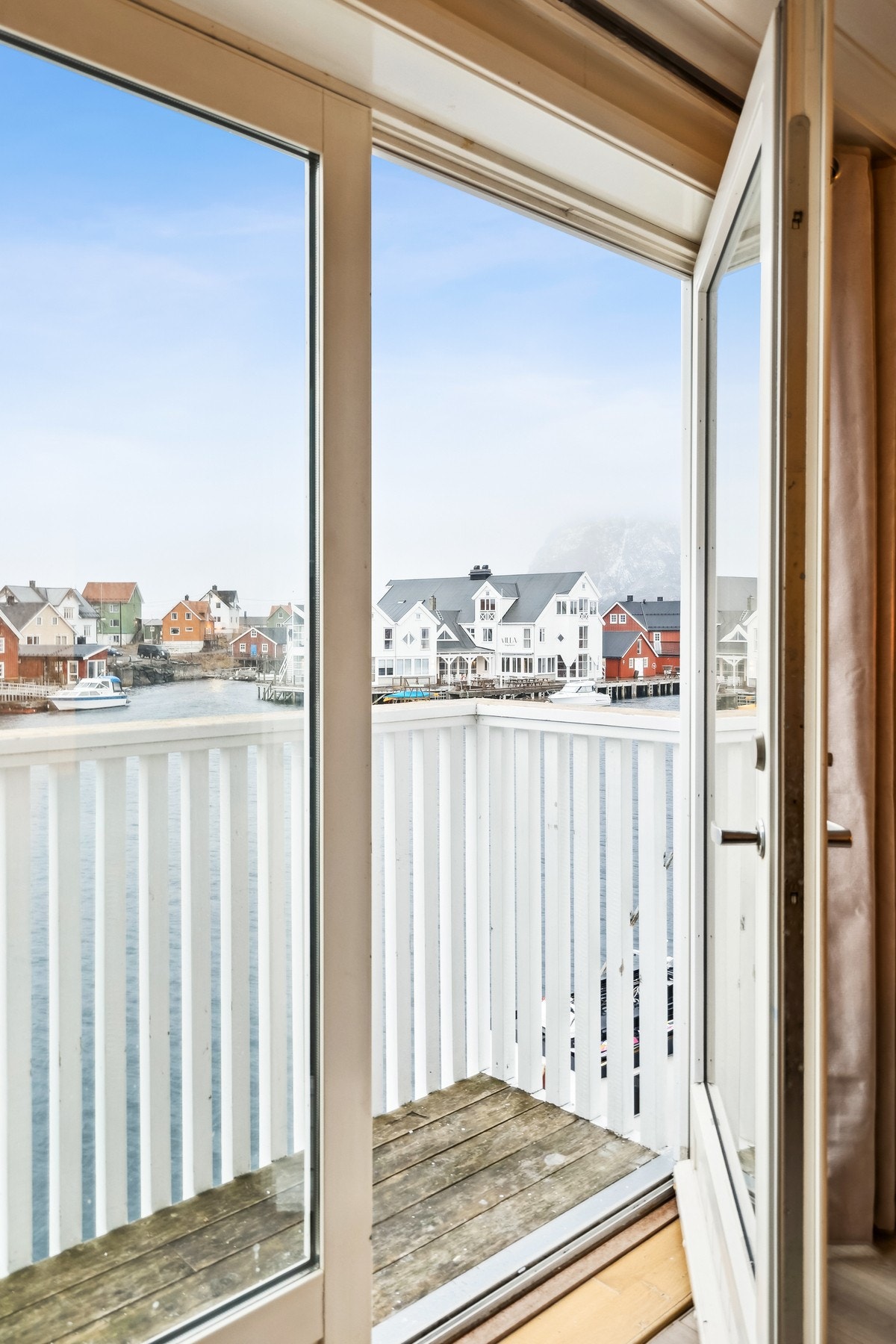 Fra stuen er det også utgang til en luftebalkong, her kan man følger med på båttrafikken i Henningsvær. Galleribilde