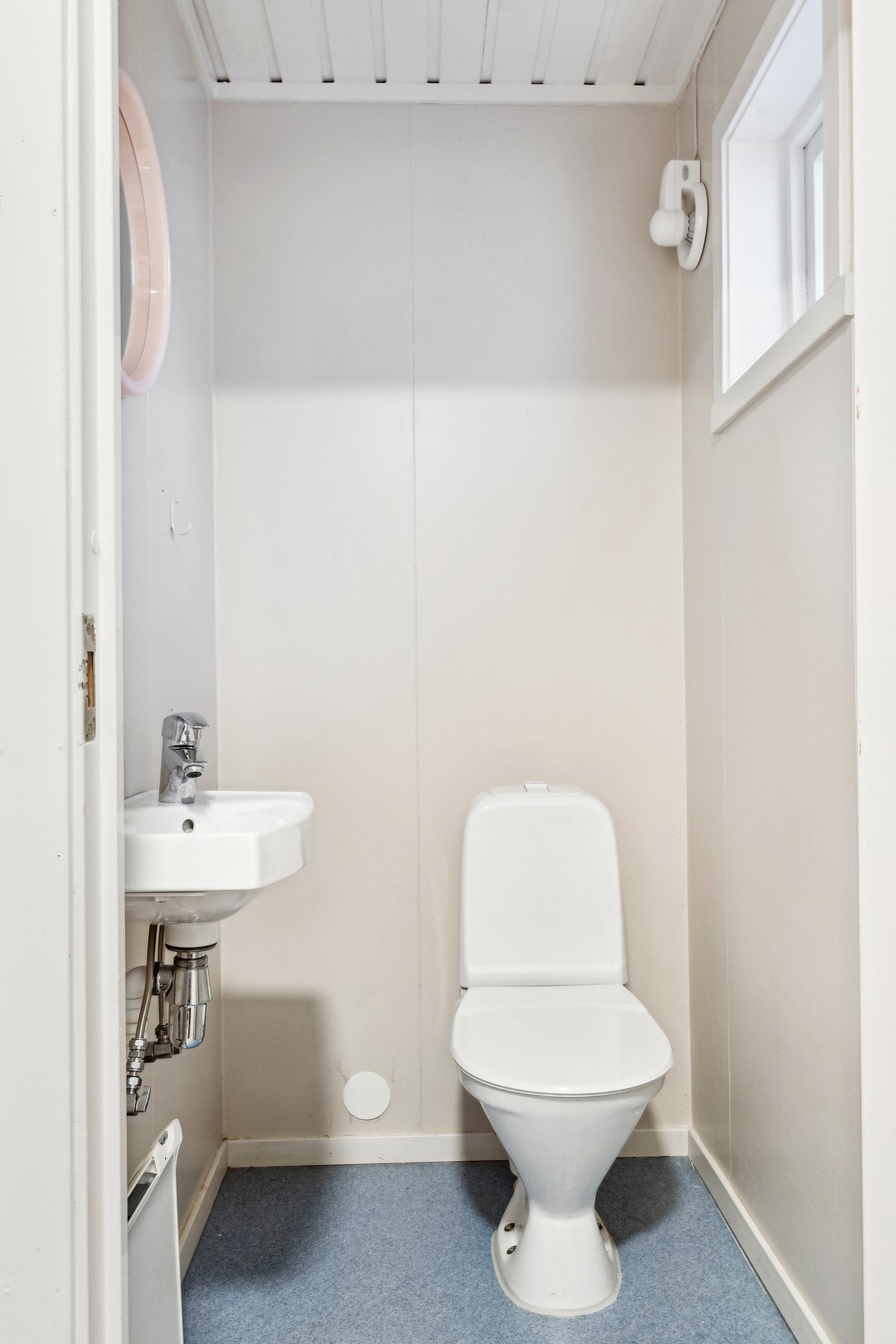 Toalettrom som befinner seg like ved inngangsdøren. Galleribilde