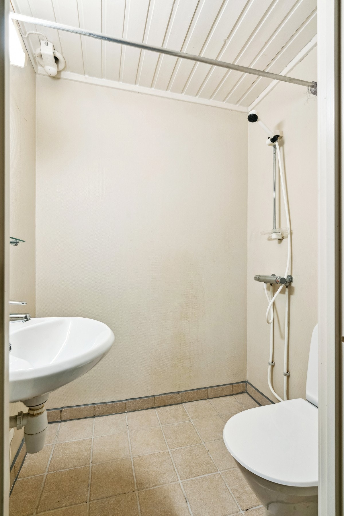 Et av badene med elektriske varmekabler i gulvet og malt glassfiberstrie på vegger. Galleribilde