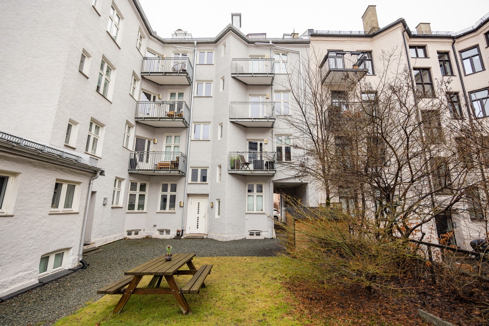 Pent opparbeidet, lukket og bilfritt gårdsrom. Galleribilde