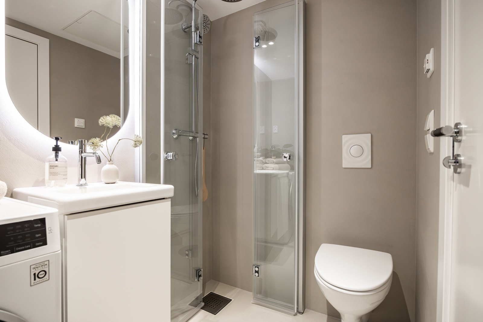 Meget delikat baderom med gulvvarme. Overflateoppusset i 2025 med mikrosement og ny innredning. Galleribilde