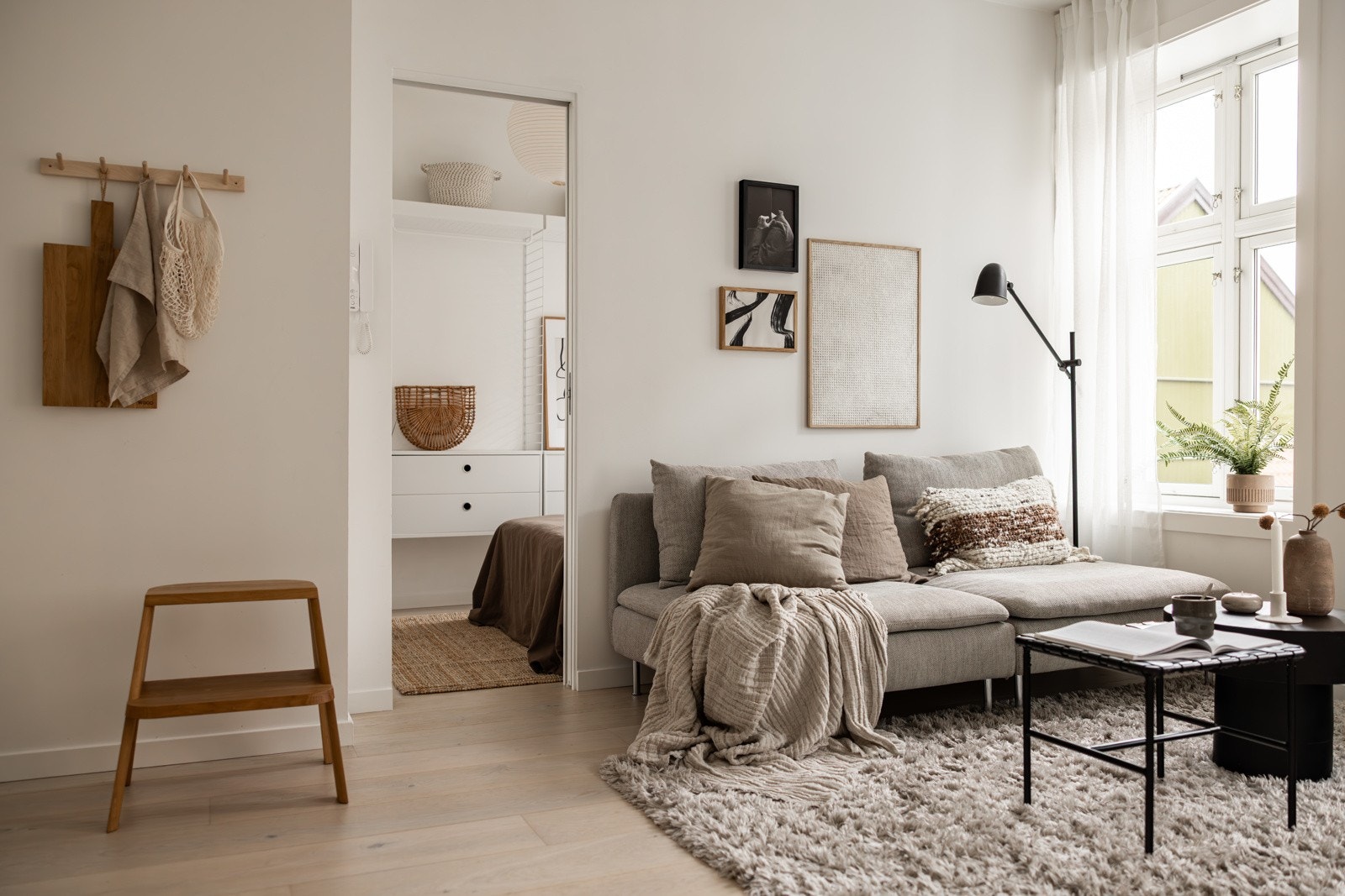 Høy, usjenert 2. et. vendt mot trafikkstille sidegate. Galleribilde