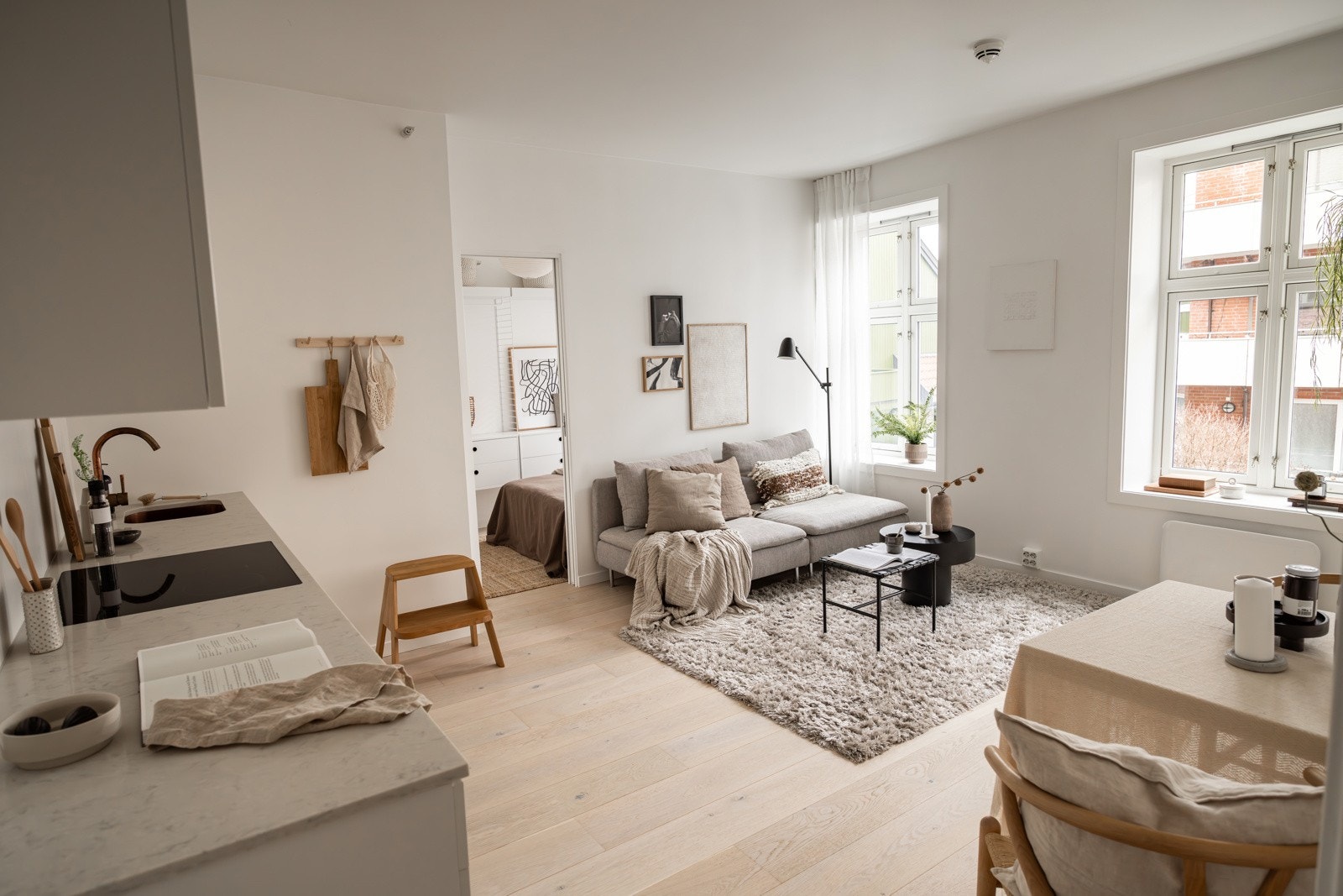 Klassisk bygård med generøs takhøyde og store vindusflater. Dype vinduskarmer og svært gode lysforhold. Galleribilde