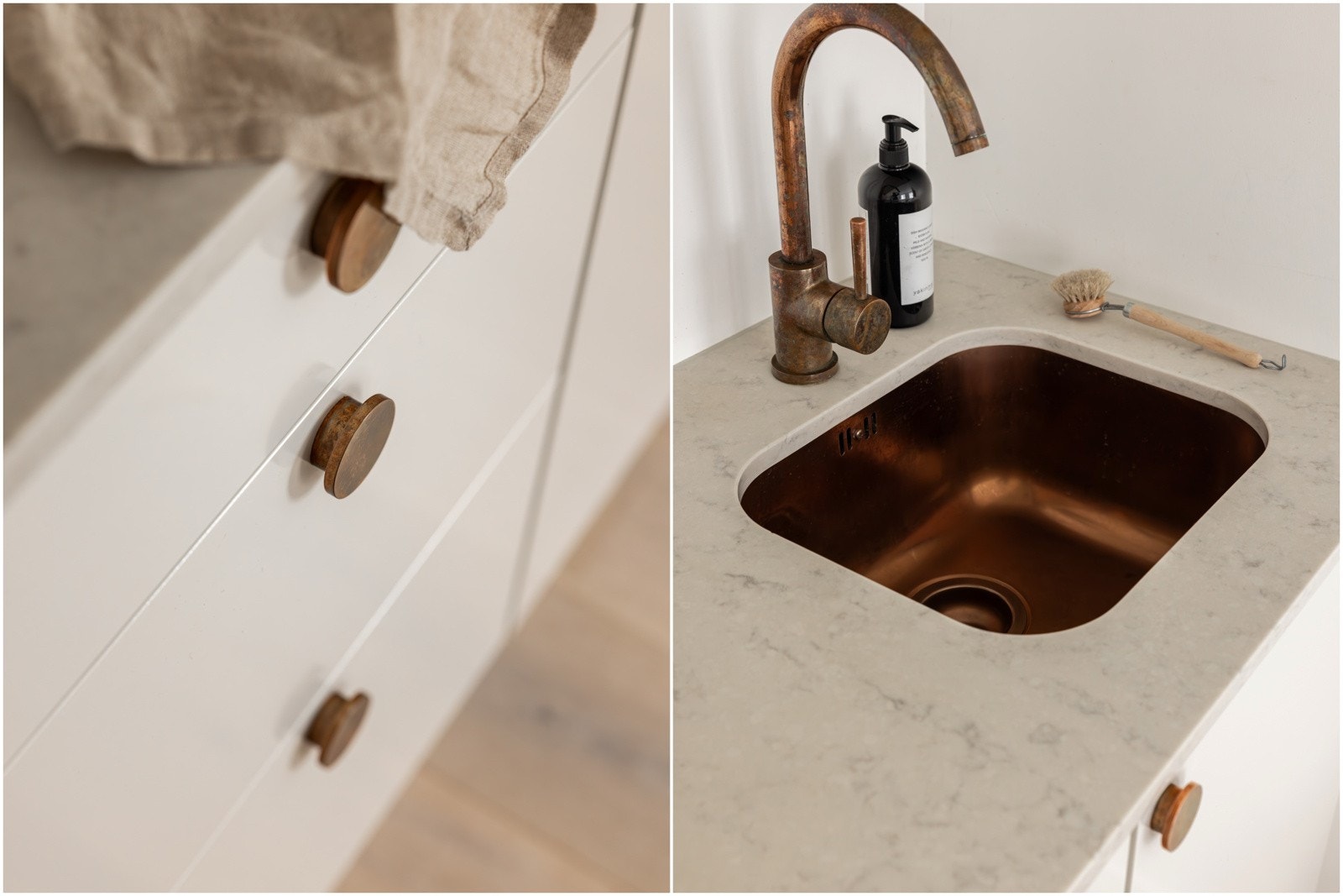 Moderne kjøkkeninnredning fra 2016 med hvite glatte fronter, benkeplate i kompositt med underlimt oppvaskkum, og integrerte downlights i overskap. Sokkelskuff. Galleribilde