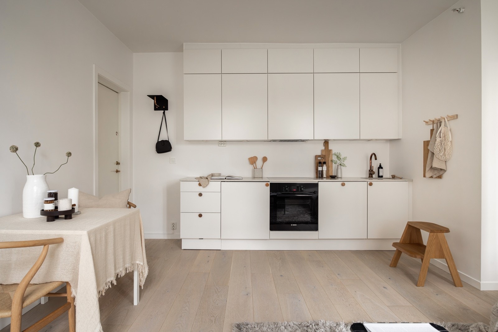 Stue og kjøkken i åpen sosial løsning. Plass til både sofa og spisebord. Galleribilde