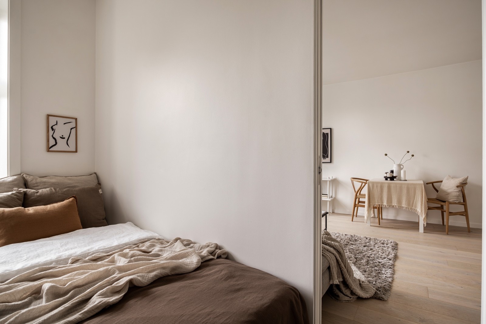 Plassbesparende praktisk skyvedør mellom stue og soverom. Galleribilde