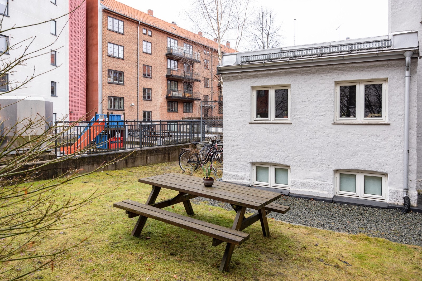 Pent opparbeidet, lukket og bilfritt gårdsrom. Galleribilde