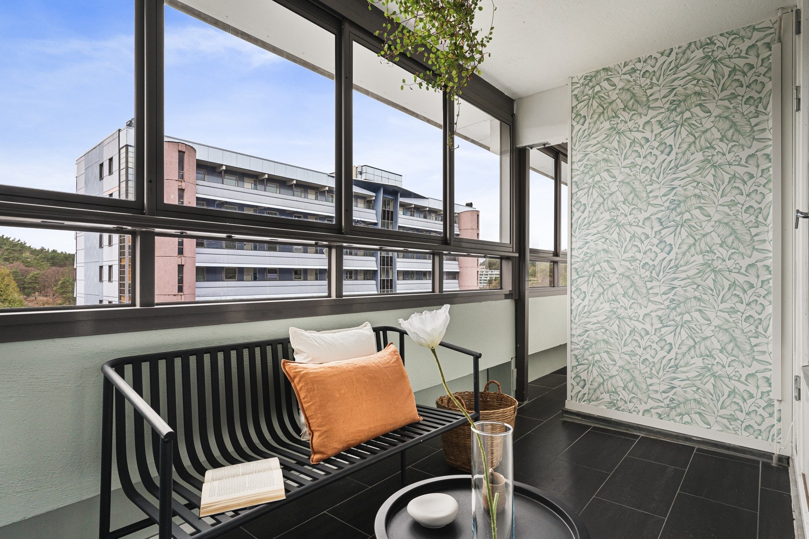 I 2021 ble balkongen modernisert med tapetsering, nytt listverk og maling av overflater. Galleribilde