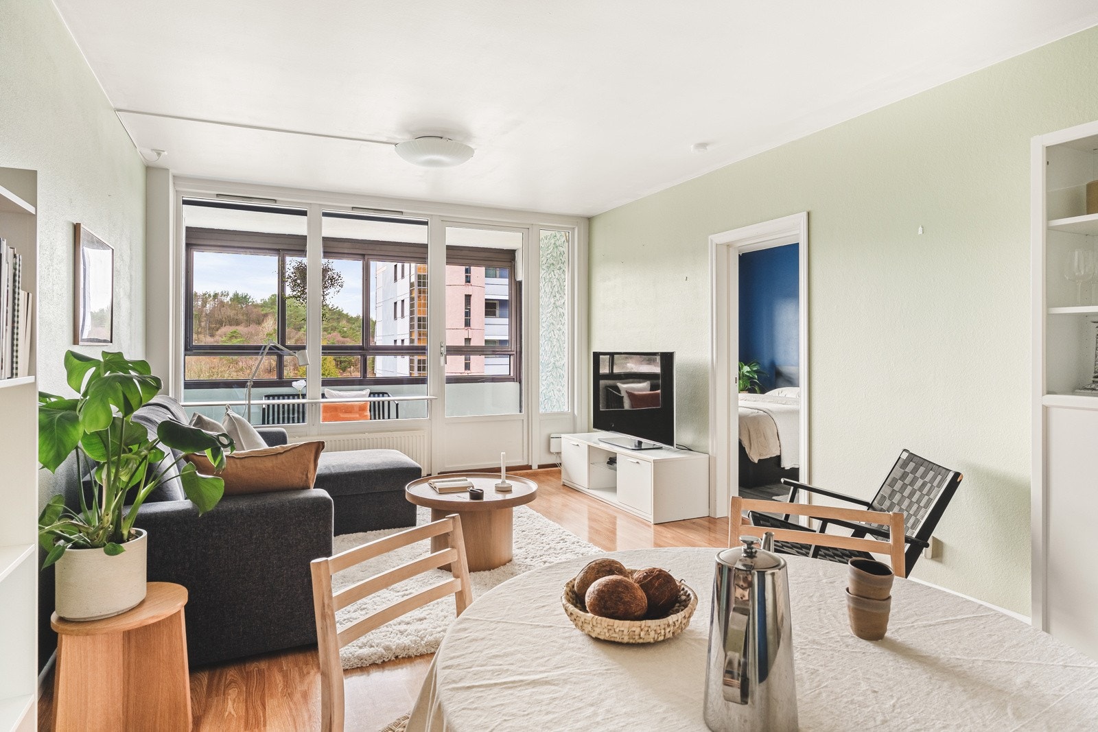 Stuen er lys og romslig, og kan enkelt innredes i flere soner med både sofagruppe og spisestue. Galleribilde