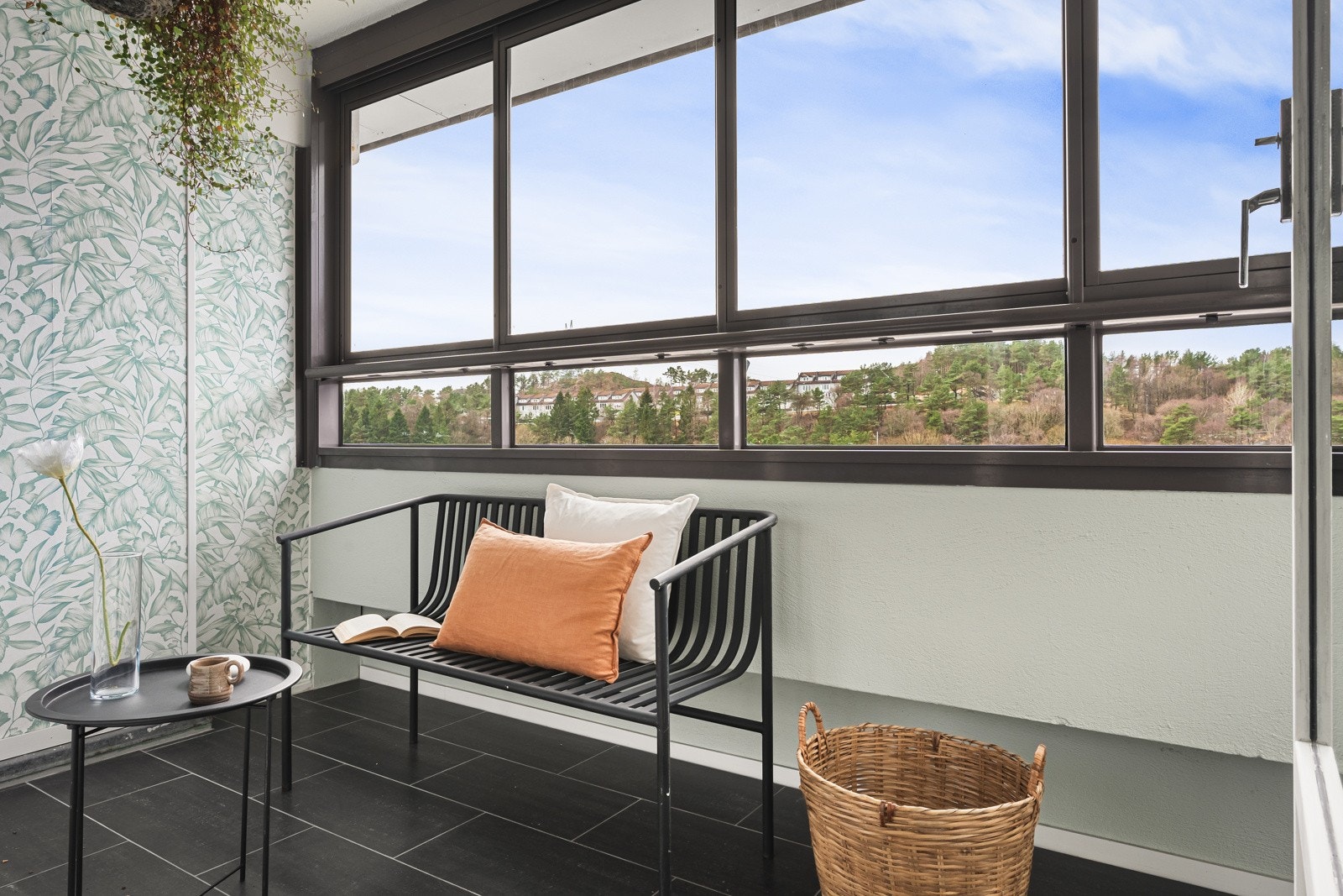 Fra stuen er det utgang til en vestvendt og innglasset balkong på 6 kvm hvor du kan nyte sommerkvelder med utsikt over nærområdet. Galleribilde