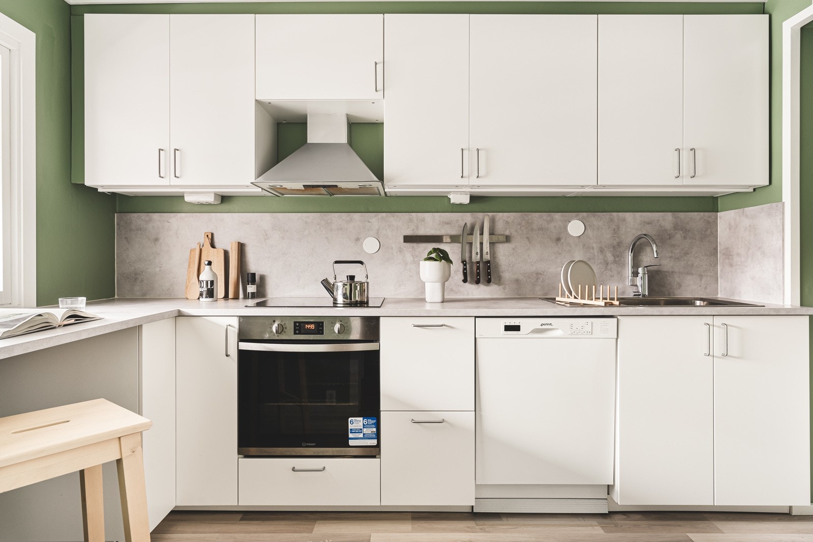 Rommet ble totaloppusset i 2022 med blant annet nytt gulv og ny kjøkkeninnredning. Galleribilde