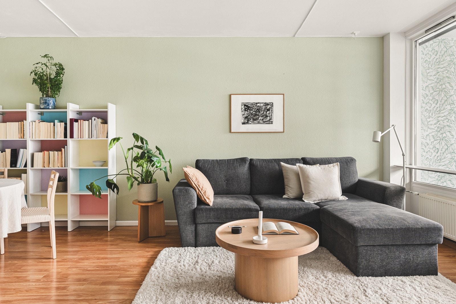 Radiatorovn under stuevinduene gir god varme til rommet, og forbruk er inkludert i felleskostnadene. Galleribilde