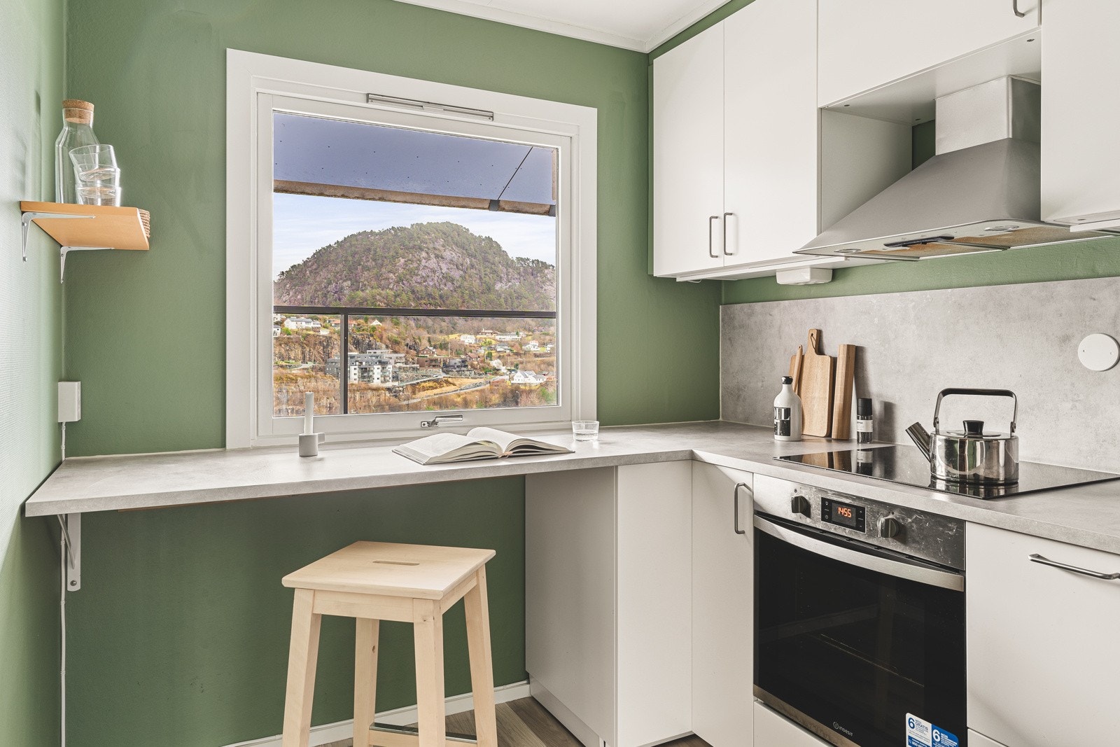 Kjøkkenet har en funksjonell utforming med god skap- og benkeplass, i tillegg til en hyggelig frokostplass ved vinduet. Galleribilde