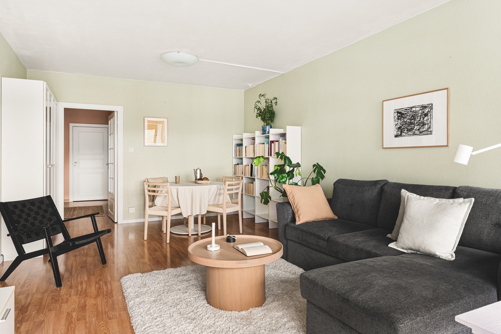 Veggene i stuen ble malt i 2020. Galleribilde