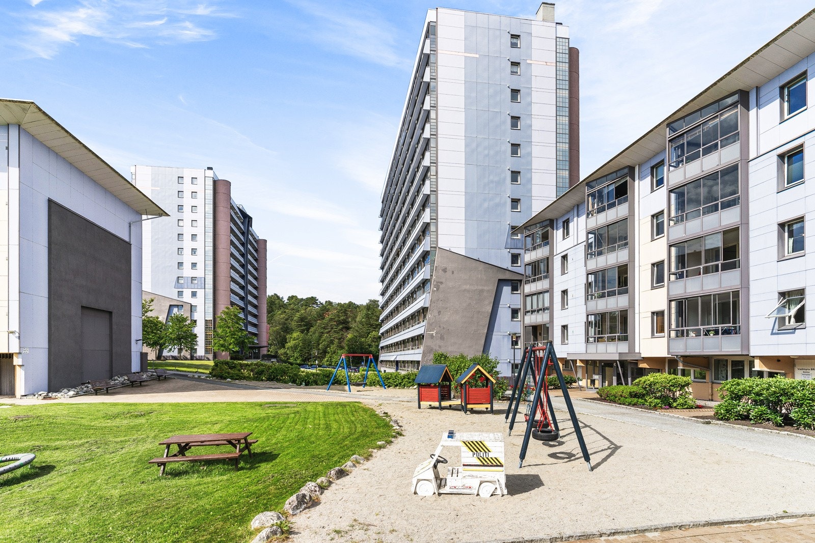 Det er flere lekeplasser på borettslagets tomt. Galleribilde