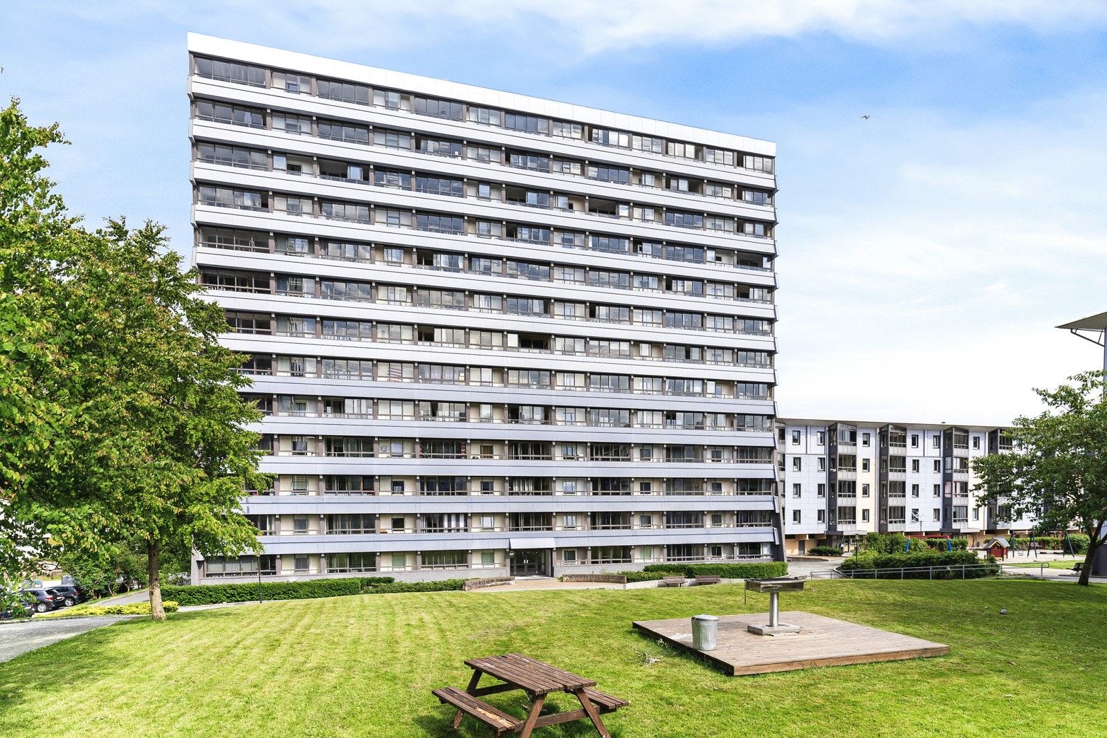 Dette er et barnevennlig og stort borettslag med masse parkeringsplasser, ladestasjon, flotte uteområder med plen, lekeplass og mer. Her skal de fleste kunne trives! Galleribilde