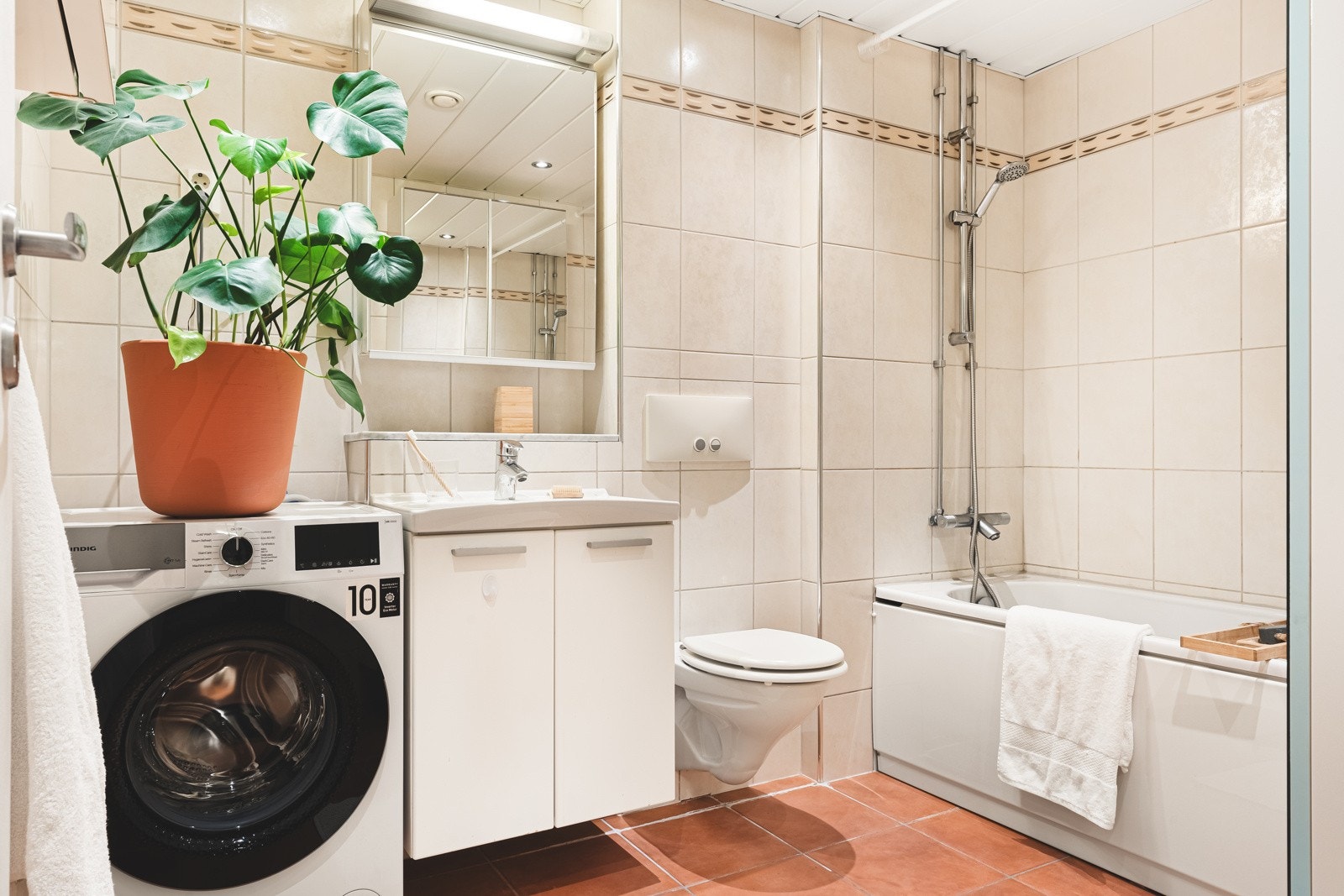 Badet på 5,5 kvm er helfliset med varmekabler i gulv og ble ble oppusset i regi av borettslaget i ca. 2008/2009. Galleribilde