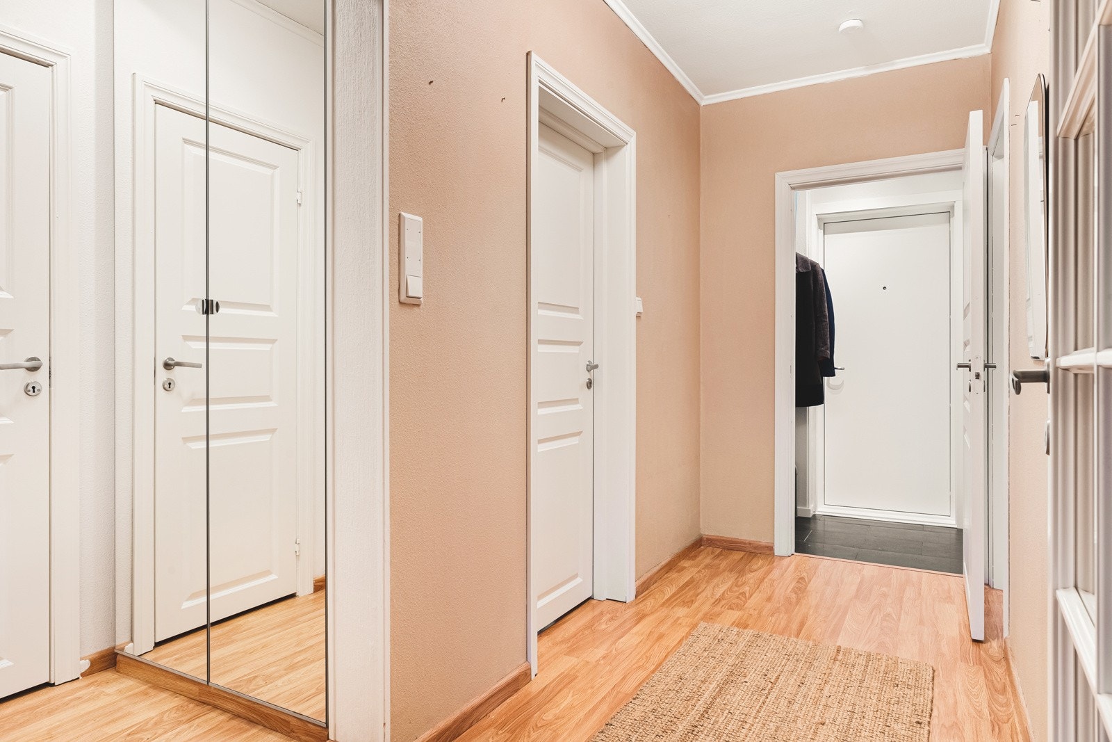 Fra den romslige gangen er det tilkomst til både bad og kjøkken. Galleribilde